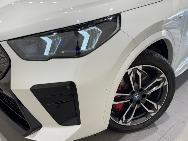 BMW iX2 eDrive20 color Blanco. Año 2024. 150KW(204CV). Eléctrico. En concesionario Motor Munich Cadi - Manresa - VO de Barcelona
