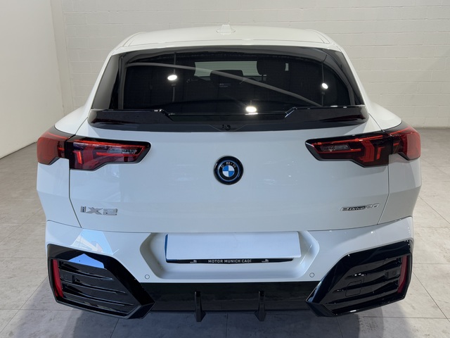BMW iX2 eDrive20 color Blanco. Año 2024. 150KW(204CV). Eléctrico. En concesionario Motor Munich Cadi - Manresa - VO de Barcelona