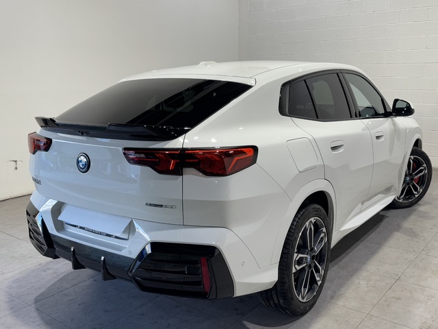 BMW iX2 eDrive20 color Blanco. Año 2024. 150KW(204CV). Eléctrico. En concesionario Motor Munich Cadi - Manresa - VO de Barcelona
