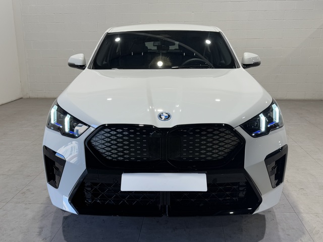 BMW iX2 eDrive20 color Blanco. Año 2024. 150KW(204CV). Eléctrico. En concesionario Motor Munich Cadi - Manresa - VO de Barcelona