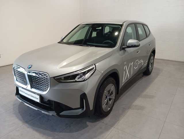 BMW iX1 eDrive20 color Gris Plata. Año 2024. 150KW(204CV). Eléctrico. En concesionario Motor Munich Cadi - Manresa - VO de Barcelona