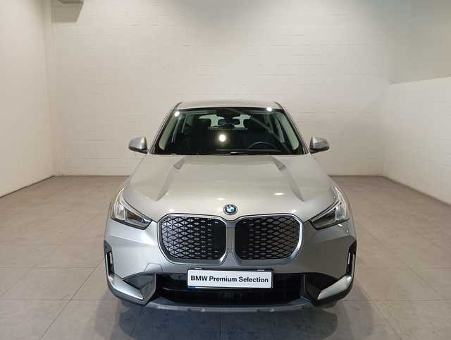 BMW iX1 eDrive20 color Gris Plata. Año 2024. 150KW(204CV). Eléctrico. En concesionario Motor Munich Cadi - Manresa - VO de Barcelona