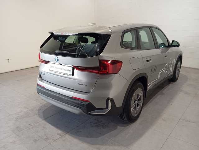 BMW iX1 eDrive20 color Gris Plata. Año 2024. 150KW(204CV). Eléctrico. En concesionario Motor Munich Cadi - Manresa - VO de Barcelona