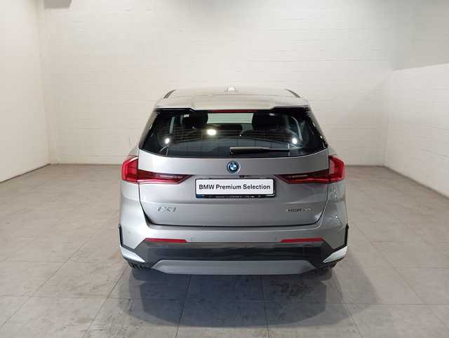 BMW iX1 eDrive20 color Gris Plata. Año 2024. 150KW(204CV). Eléctrico. En concesionario Motor Munich Cadi - Manresa - VO de Barcelona