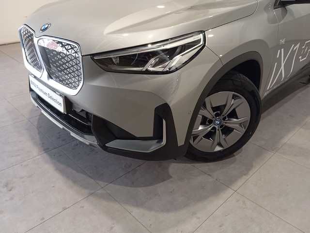 BMW iX1 eDrive20 color Gris Plata. Año 2024. 150KW(204CV). Eléctrico. En concesionario Motor Munich Cadi - Manresa - VO de Barcelona