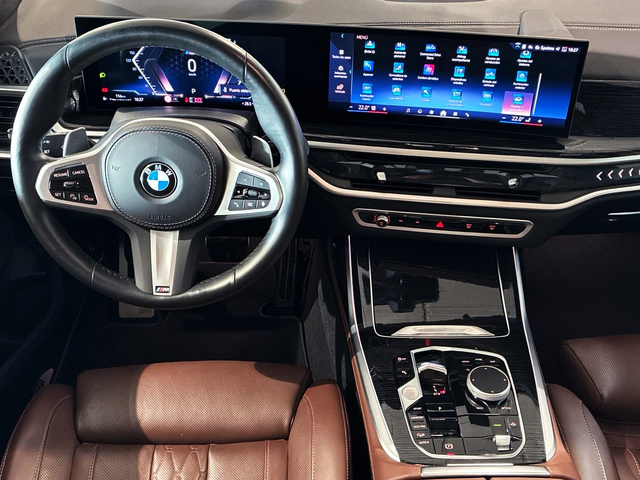 BMW X7 xDrive40d color Marrón. Año 2024. 259KW(352CV). Diésel. En concesionario BMW Marcos Automoción de Valencia