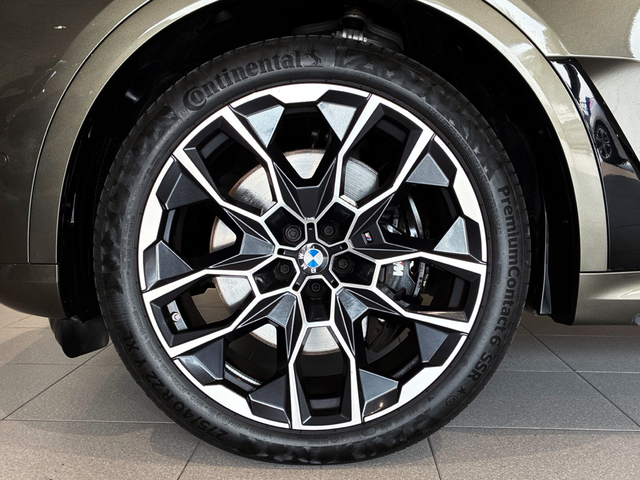 BMW X7 xDrive40d color Marrón. Año 2024. 259KW(352CV). Diésel. En concesionario BMW Marcos Automoción de Valencia