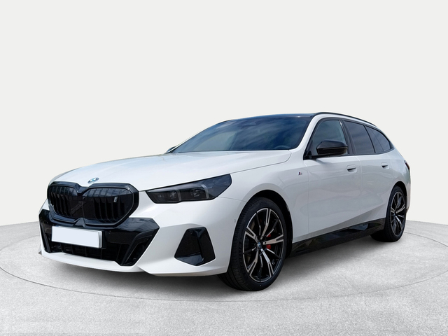 BMW i5 eDrive40 Touring color Blanco. Año 2025. 250KW(340CV). Eléctrico. En concesionario San Rafael Motor, S.L. de Córdoba