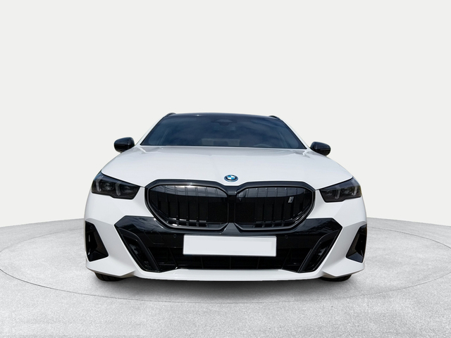 BMW i5 eDrive40 Touring color Blanco. Año 2025. 250KW(340CV). Eléctrico. En concesionario San Rafael Motor, S.L. de Córdoba