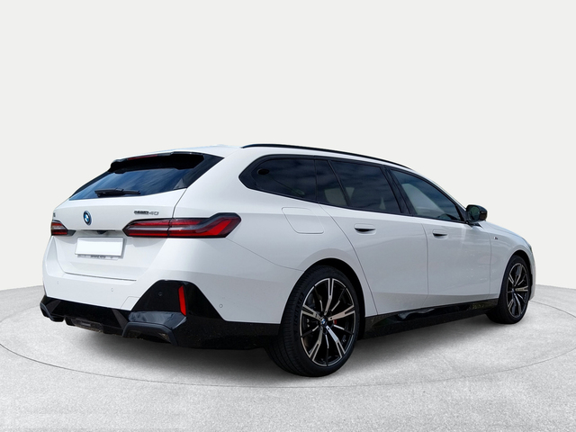 BMW i5 eDrive40 Touring color Blanco. Año 2025. 250KW(340CV). Eléctrico. En concesionario San Rafael Motor, S.L. de Córdoba
