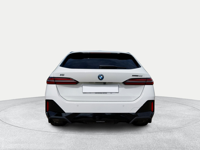 BMW i5 eDrive40 Touring color Blanco. Año 2025. 250KW(340CV). Eléctrico. En concesionario San Rafael Motor, S.L. de Córdoba