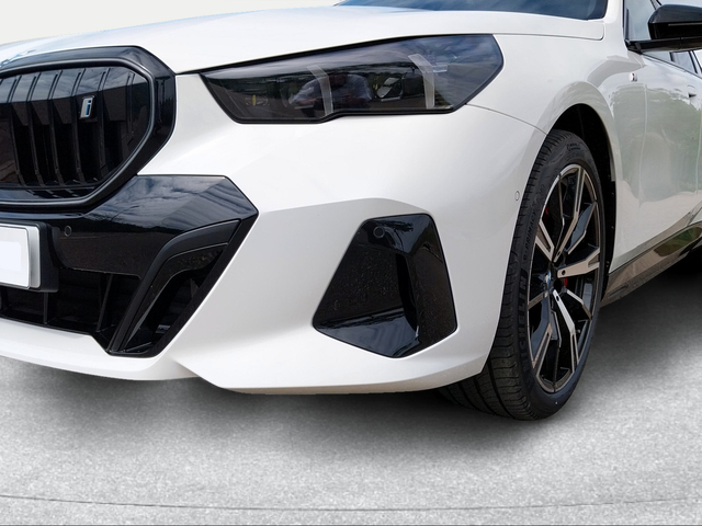 BMW i5 eDrive40 Touring color Blanco. Año 2025. 250KW(340CV). Eléctrico. En concesionario San Rafael Motor, S.L. de Córdoba