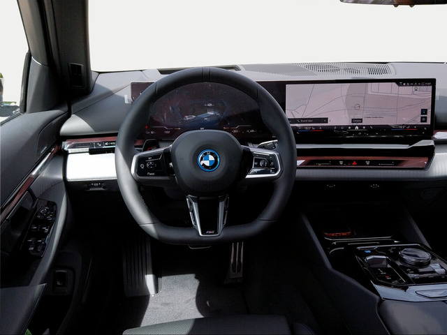 BMW i5 eDrive40 Touring color Blanco. Año 2025. 250KW(340CV). Eléctrico. En concesionario San Rafael Motor, S.L. de Córdoba