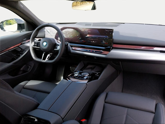 BMW i5 eDrive40 Touring color Blanco. Año 2025. 250KW(340CV). Eléctrico. En concesionario San Rafael Motor, S.L. de Córdoba