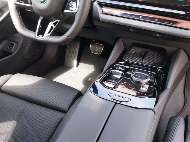 BMW i5 eDrive40 Touring color Blanco. Año 2025. 250KW(340CV). Eléctrico. En concesionario San Rafael Motor, S.L. de Córdoba
