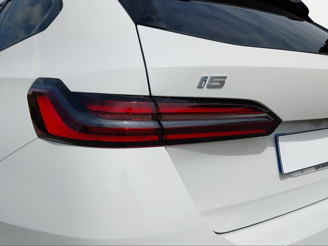 BMW i5 eDrive40 Touring color Blanco. Año 2025. 250KW(340CV). Eléctrico. En concesionario San Rafael Motor, S.L. de Córdoba