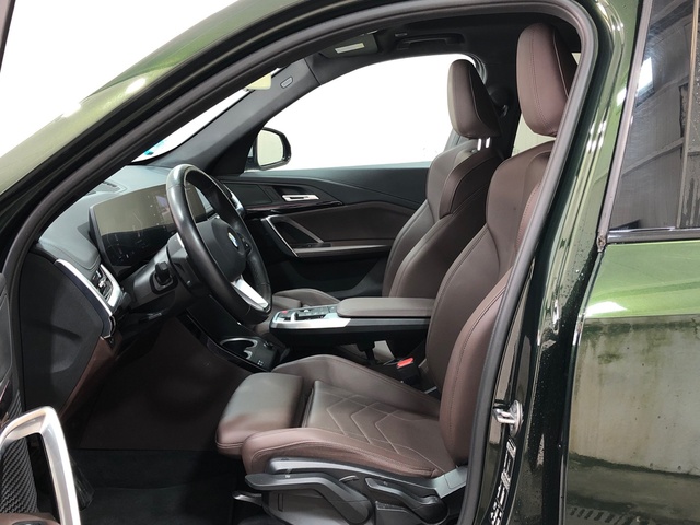 BMW X1 xDrive20d color Verde. Año 2024. 120KW(163CV). Diésel. En concesionario Movilnorte El Plantio de Madrid