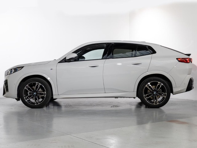 BMW X2 sDrive18d color Blanco. Año 2024. 110KW(150CV). Diésel. En concesionario Oliva Motor Girona de Girona