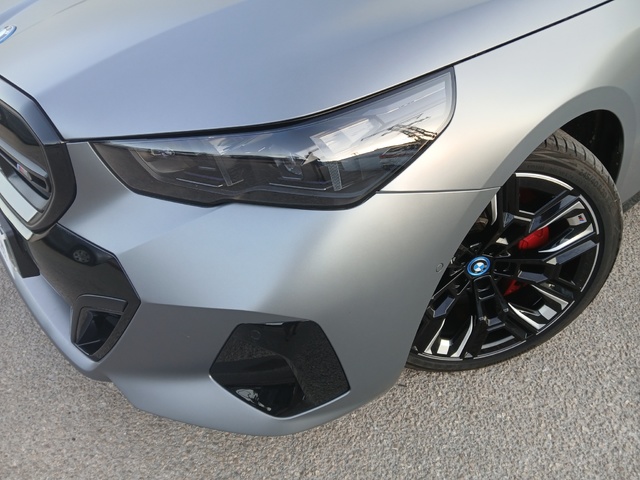 BMW i5 M60 color Gris. Año 2025. 442KW(601CV). Eléctrico. En concesionario GANDIA Automoviles Fersan, S.A. de Valencia