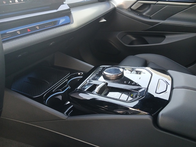 BMW i5 M60 color Gris. Año 2025. 442KW(601CV). Eléctrico. En concesionario GANDIA Automoviles Fersan, S.A. de Valencia