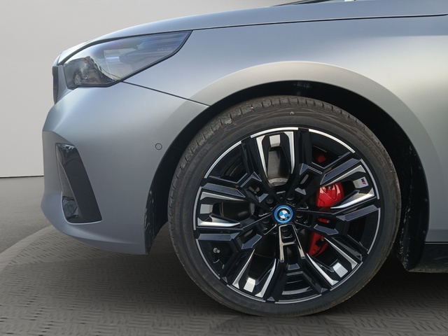 BMW i5 M60 color Gris. Año 2025. 442KW(601CV). Eléctrico. En concesionario GANDIA Automoviles Fersan, S.A. de Valencia