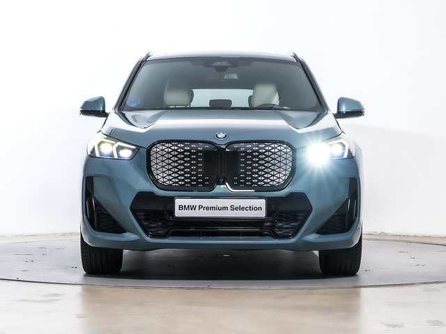 BMW iX1 eDrive20 color Verde. Año 2024. 150KW(204CV). Eléctrico. En concesionario Oliva Motor Tarragona de Tarragona