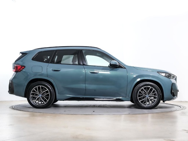 BMW iX1 eDrive20 color Verde. Año 2024. 150KW(204CV). Eléctrico. En concesionario Oliva Motor Tarragona de Tarragona