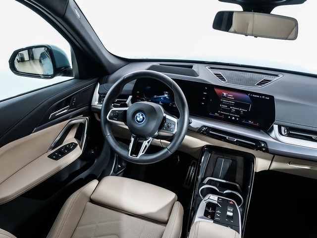 BMW iX1 eDrive20 color Verde. Año 2024. 150KW(204CV). Eléctrico. En concesionario Oliva Motor Tarragona de Tarragona
