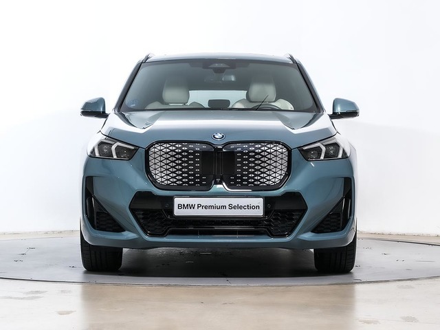 BMW iX1 eDrive20 color Verde. Año 2024. 150KW(204CV). Eléctrico. En concesionario Oliva Motor Tarragona de Tarragona