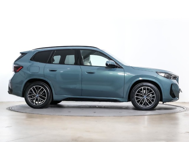 BMW iX1 eDrive20 color Verde. Año 2024. 150KW(204CV). Eléctrico. En concesionario Oliva Motor Tarragona de Tarragona