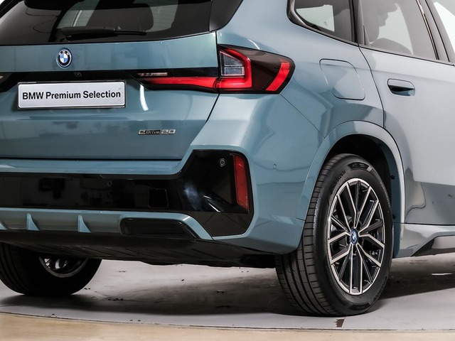 BMW iX1 eDrive20 color Verde. Año 2024. 150KW(204CV). Eléctrico. En concesionario Oliva Motor Tarragona de Tarragona