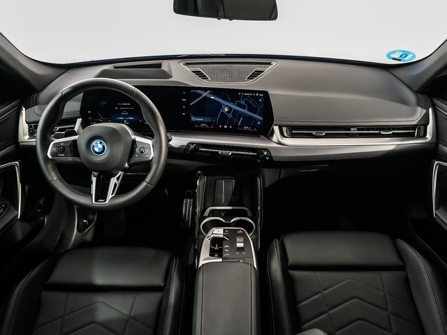 BMW iX1 eDrive20 color Azul. Año 2024. 150KW(204CV). Eléctrico. En concesionario Oliva Motor Tarragona de Tarragona