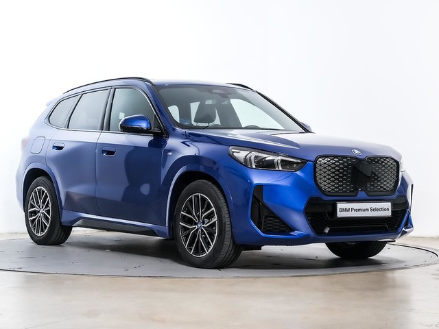 BMW iX1 eDrive20 color Azul. Año 2024. 150KW(204CV). Eléctrico. En concesionario Oliva Motor Tarragona de Tarragona