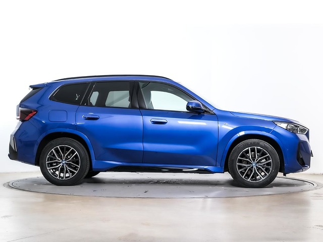 BMW iX1 eDrive20 color Azul. Año 2024. 150KW(204CV). Eléctrico. En concesionario Oliva Motor Tarragona de Tarragona