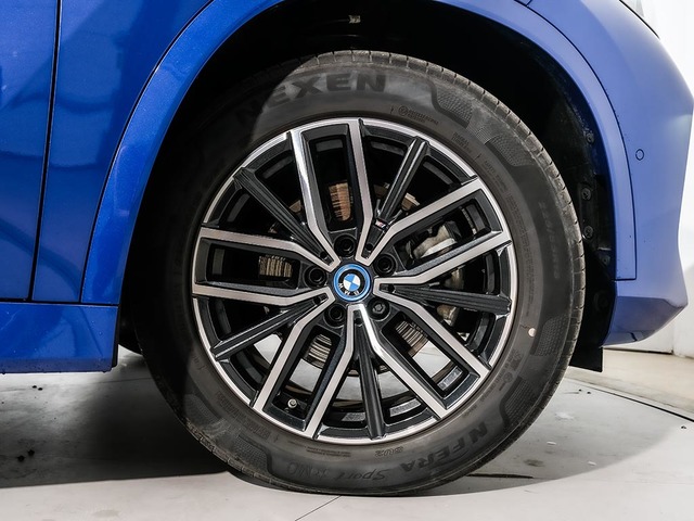 BMW iX1 eDrive20 color Azul. Año 2024. 150KW(204CV). Eléctrico. En concesionario Oliva Motor Tarragona de Tarragona