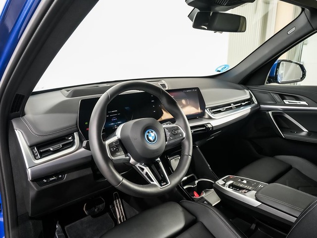 BMW iX1 eDrive20 color Azul. Año 2024. 150KW(204CV). Eléctrico. En concesionario Oliva Motor Tarragona de Tarragona