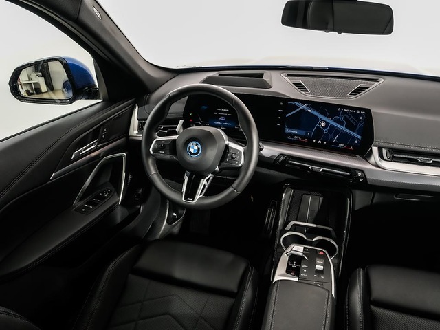 BMW iX1 eDrive20 color Azul. Año 2024. 150KW(204CV). Eléctrico. En concesionario Oliva Motor Tarragona de Tarragona