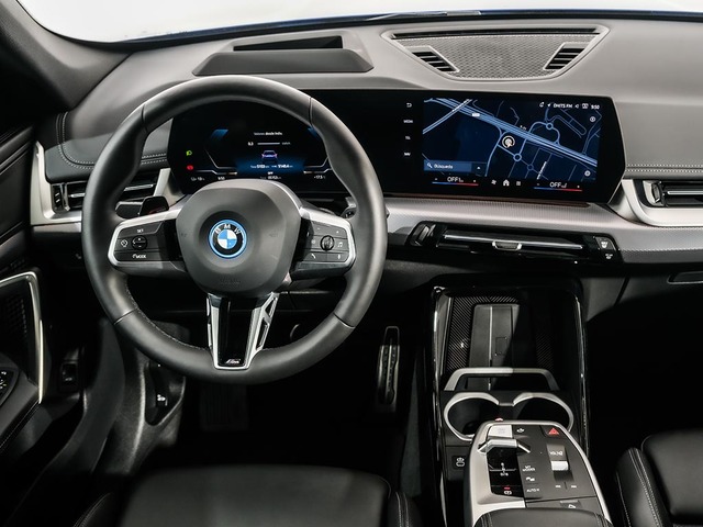 BMW iX1 eDrive20 color Azul. Año 2024. 150KW(204CV). Eléctrico. En concesionario Oliva Motor Tarragona de Tarragona