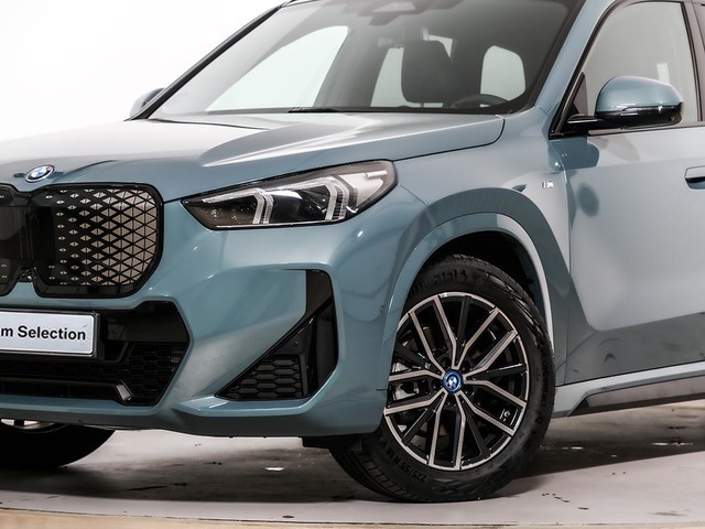 BMW iX1 eDrive20 color Verde. Año 2024. 150KW(204CV). Eléctrico. En concesionario Oliva Motor Tarragona de Tarragona