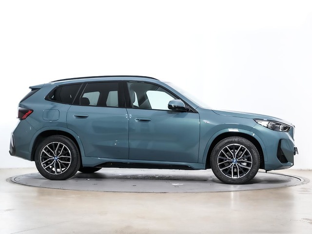 BMW iX1 eDrive20 color Verde. Año 2024. 150KW(204CV). Eléctrico. En concesionario Oliva Motor Tarragona de Tarragona