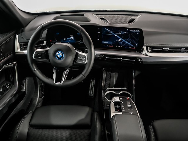 BMW iX1 eDrive20 color Verde. Año 2024. 150KW(204CV). Eléctrico. En concesionario Oliva Motor Tarragona de Tarragona
