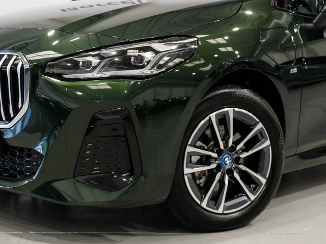 BMW Serie 2 225e Active Tourer color Verde. Año 2024. 180KW(245CV). Híbrido Electro/Gasolina. En concesionario Barcelona Premium -- GRAN VIA de Barcelona