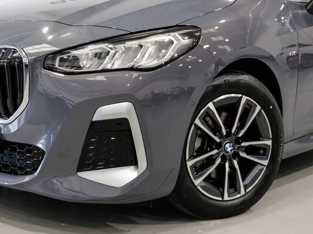 BMW Serie 2 218d Active Tourer color Gris. Año 2024. 110KW(150CV). Diésel. En concesionario Barcelona Premium -- GRAN VIA de Barcelona
