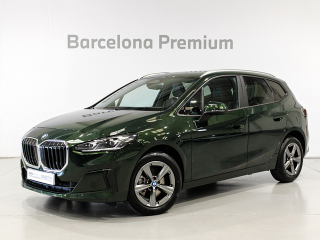 BMW Serie 2 218d Active Tourer color Verde. Año 2024. 110KW(150CV). Diésel. En concesionario Barcelona Premium -- GRAN VIA de Barcelona