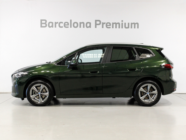 BMW Serie 2 218d Active Tourer color Verde. Año 2024. 110KW(150CV). Diésel. En concesionario Barcelona Premium -- GRAN VIA de Barcelona
