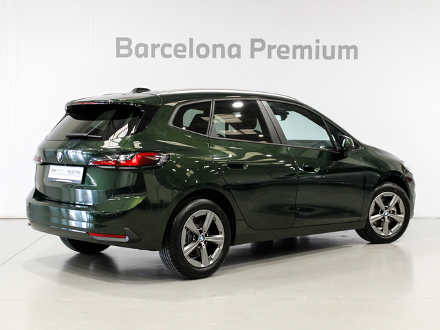 BMW Serie 2 218d Active Tourer color Verde. Año 2024. 110KW(150CV). Diésel. En concesionario Barcelona Premium -- GRAN VIA de Barcelona