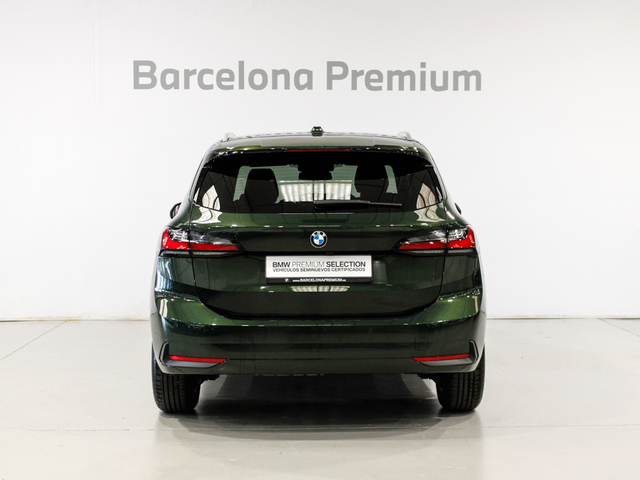 BMW Serie 2 218d Active Tourer color Verde. Año 2024. 110KW(150CV). Diésel. En concesionario Barcelona Premium -- GRAN VIA de Barcelona