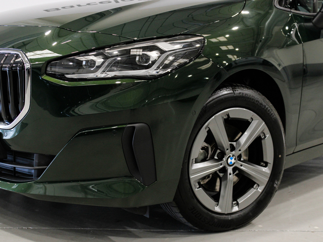 BMW Serie 2 218d Active Tourer color Verde. Año 2024. 110KW(150CV). Diésel. En concesionario Barcelona Premium -- GRAN VIA de Barcelona