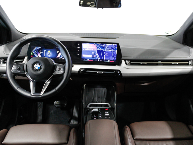 BMW Serie 2 218d Active Tourer color Verde. Año 2024. 110KW(150CV). Diésel. En concesionario Barcelona Premium -- GRAN VIA de Barcelona