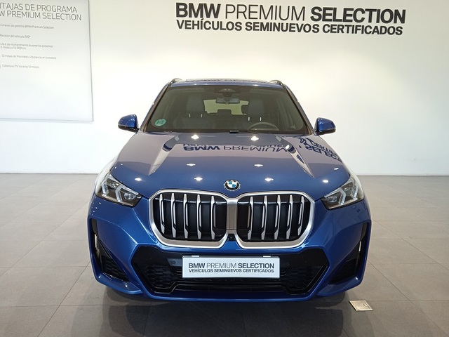 BMW X1 sDrive18d color Azul. Año 2024. 110KW(150CV). Diésel. En concesionario ALBAMOCION CIUDAD REAL  de Ciudad Real